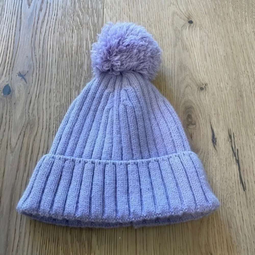 Zara Girls 6–9 Lavender Purple Pom Pom Ribbed Knit Winter Beanie